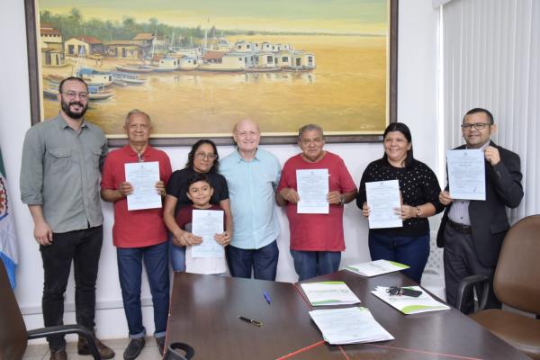 Prefeitura de Santana faz entrega de novos títulos definitivos