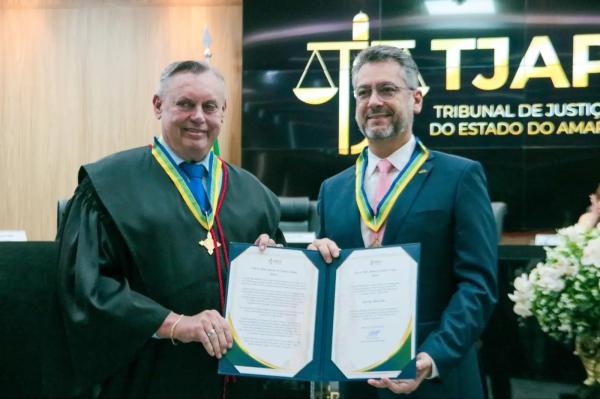 Governador Clécio Luís recebe honraria do Tjap em reconhecimento as contribuições em favor da Justiça no Amapá