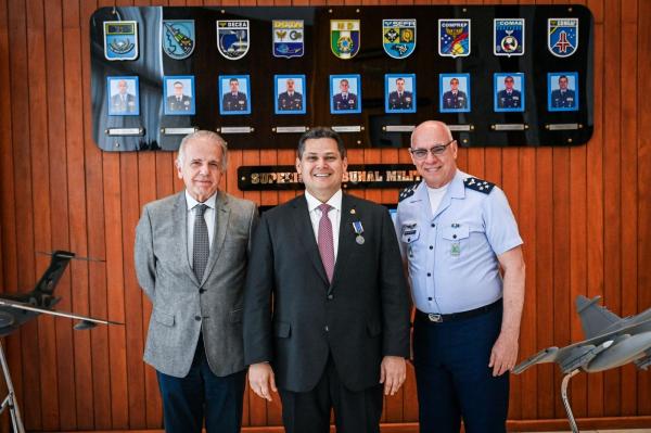 Davi Alcolumbre recebe da Aeronáutica a Medalha Mérito Santos Dumont