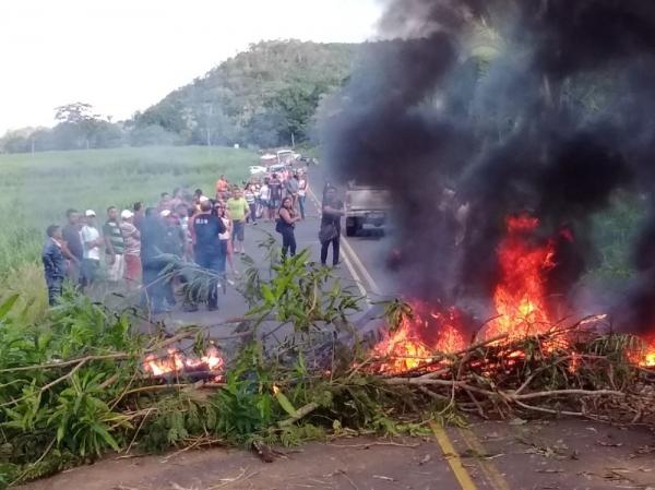 Moradores de Macapá bloqueiam rodovia AP-112 contra aumento de passagem