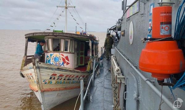 Navio da Marinha com jurisdição no Amapá apreende embarcação com madeira ilegal no Pará