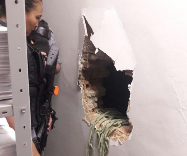 Criminosos fazem buraco em parede de agência bancária em Macapá