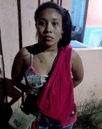 Mulher é presa em flagrante após assassinar marido com golpe de faca em banheiro de bar