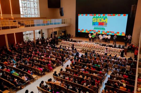 Governo do Estado entrega 1,5 mil kits alimentares e vale-gás social para famílias da Assembleia de Deus