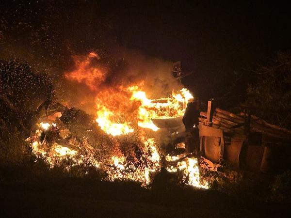 Tragédia na BR-210: colisão frontal entre carro e carreta termina em incêndio e morte
