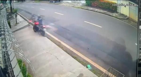 Motociclista sem habilitação colide violentamente com poste na Zona Sul de Macapá