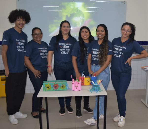 Alunos SENAI demonstram criatividade e sustentabilidade em projeto de transformação de materiais recicláveis