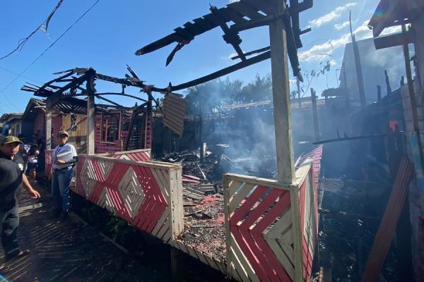 Governo do Estado garante assistência às cinco famílias vítimas de incêndio em Santana