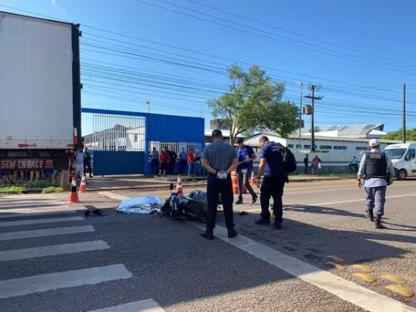Tragédia na Tancredo Neves:motociclista morre ao ser atropelado por caminhão após tentar desviar de carro que fugiu do local