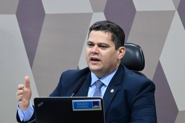 Davi Alcolumbre promete dar andamento a PEC que fixa mandato de 8 anos no STF  